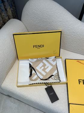FENDI 罗马锁扣图桑蚕丝围巾（EJ*MM）
