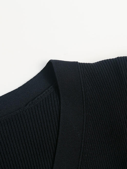 谁穿谁美～黑色 V 领针织上衣，欧根纱泡泡袖，拿捏法式优雅 商品图2