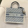 迪奥BOOK TOTE托特摩登又精致 经典老花刺绣拼接牛皮小号中号（MM） 商品缩略图1