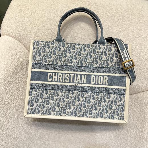 迪奥BOOK TOTE托特摩登又精致 经典老花刺绣拼接牛皮小号中号（MM） 商品图1