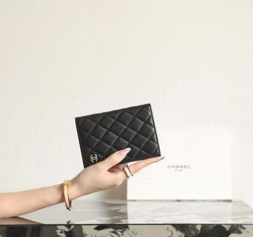 香奈儿经典护照夹 鱼子酱牛皮黑色淡金 （MM） 商品图10