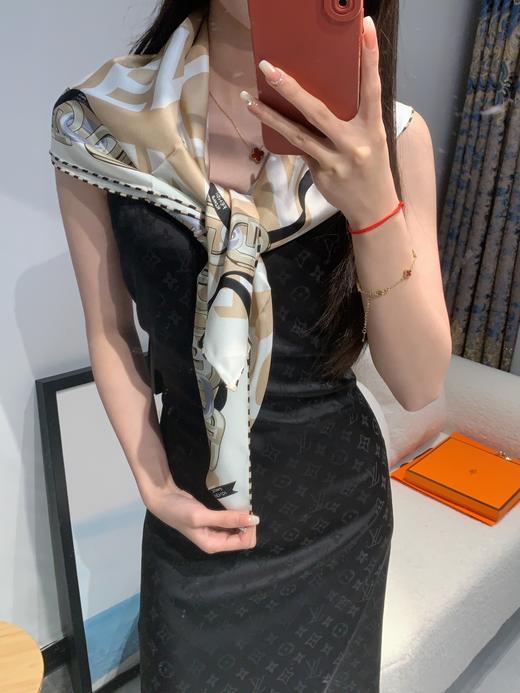 FENDI 罗马锁扣图桑蚕丝围巾（EJ*MM） 商品图9