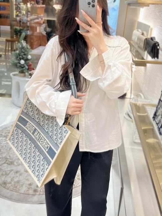 迪奥BOOK TOTE托特摩登又精致 经典老花刺绣拼接牛皮小号中号（MM） 商品图7