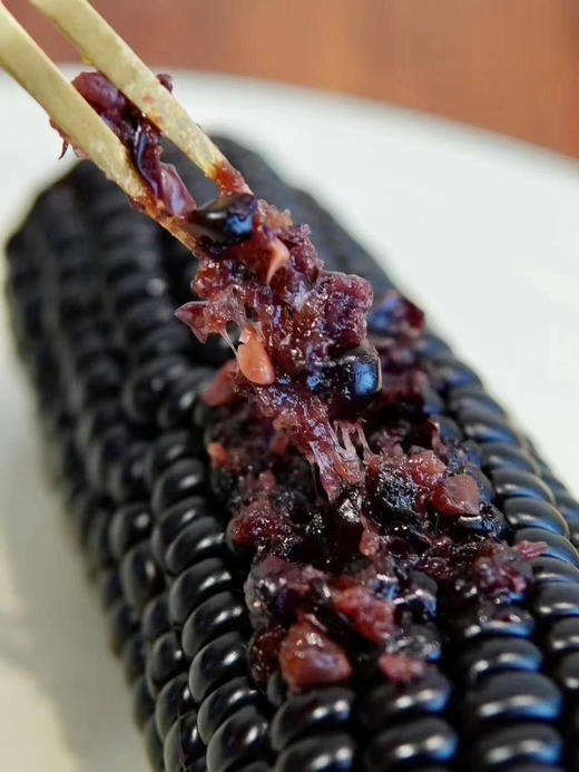 Corn ultra ✨ 黑金糯玉米简直是玉米界的宝藏！
脆嫩清甜、清香四溢，花青素含量是蓝莓5倍🫐 0防腐、0农药、0化肥，非转基因超安心🌿 满满天然黑色素，健康又美味，开启养生新体验～ 商品图1
