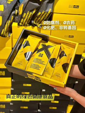 Corn ultra ✨ 黑金糯玉米简直是玉米界的宝藏！
脆嫩清甜、清香四溢，花青素含量是蓝莓5倍🫐 0防腐、0农药、0化肥，非转基因超安心🌿 满满天然黑色素，健康又美味，开启养生新体验～