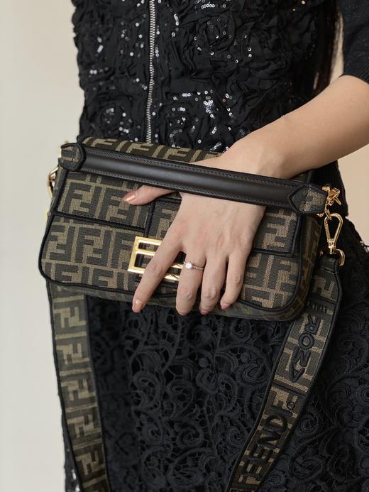 芬迪  中号 Baguett老花刺绣法棍（LZ） 商品图3