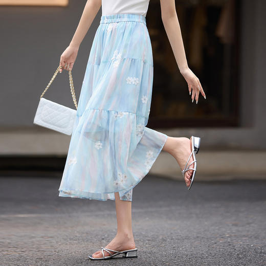 【专属特价】熙世界法式浪漫度假风雪纺半身裙女2025年夏日新款晕染绣花蛋糕裙 商品图2