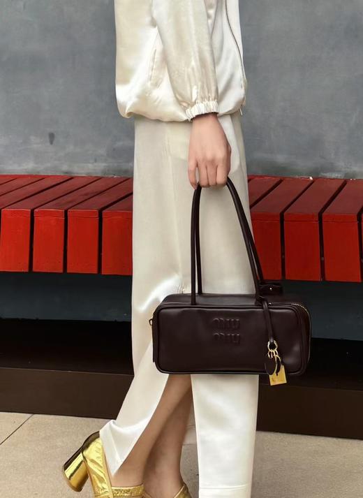 缪缪 保龄球石楠木色手拿包（LZ） 商品图4