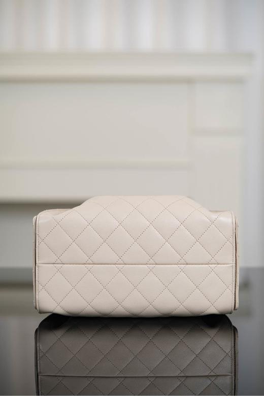 香奈儿  25S small hobo 抽绳水桶包 米白色鱼子酱  (LZ) 商品图7