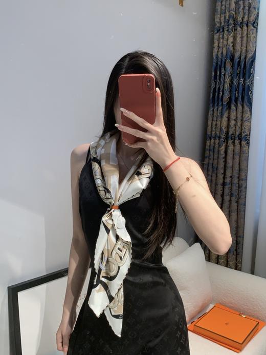 FENDI 罗马锁扣图桑蚕丝围巾（EJ*MM） 商品图11