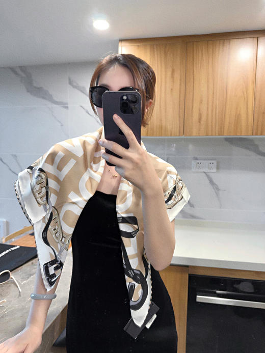 FENDI 罗马锁扣图桑蚕丝围巾（EJ*MM） 商品图5