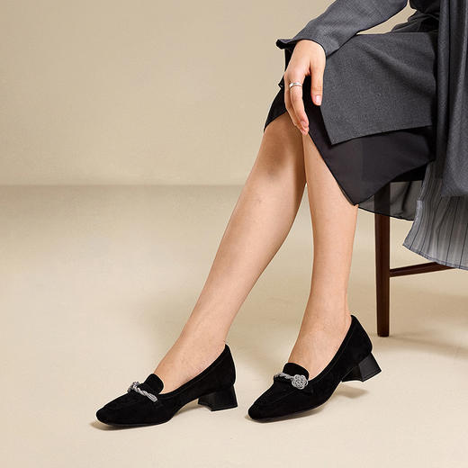 【静音系列】千百度粗中跟乐福鞋女扣饰羊皮深口单鞋A25487502 商品图2