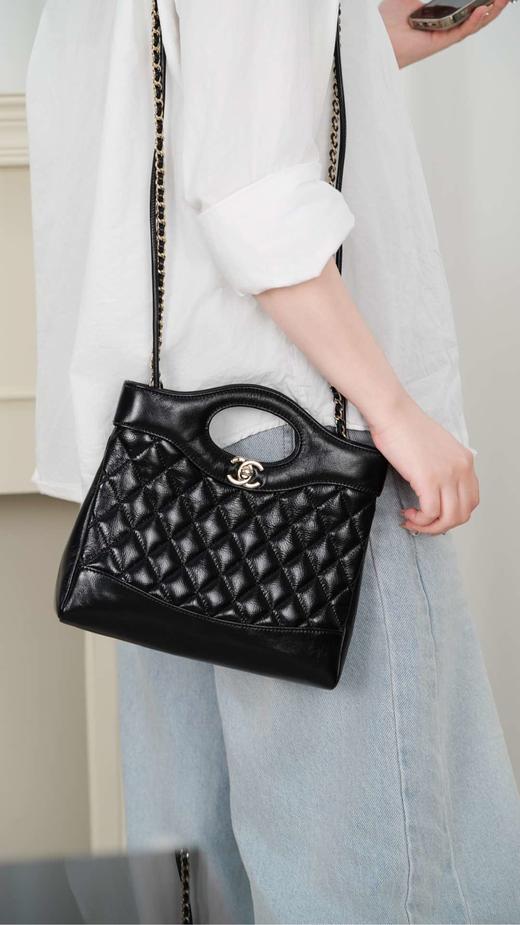 香奈儿 25P 31bag mini 黑金  “时尚代表”经典再现 油蜡羊皮搭配淡金扣 斜挎包（AH*MM） 商品图3