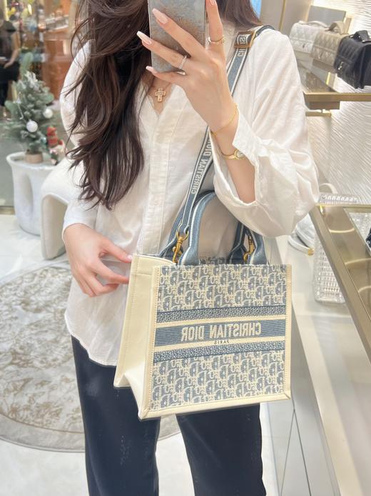 迪奥BOOK TOTE托特摩登又精致 经典老花刺绣拼接牛皮小号中号（MM） 商品图4