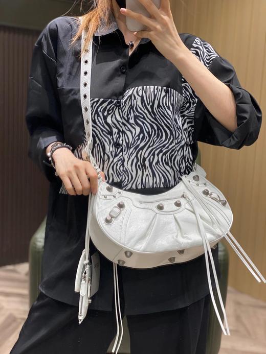 巴黎世家-Le Cagole S做旧银配件心形化妆镜羊皮饺子包机车包半月包月牙包单肩斜挎手提包 女款 （LZ） 商品图6