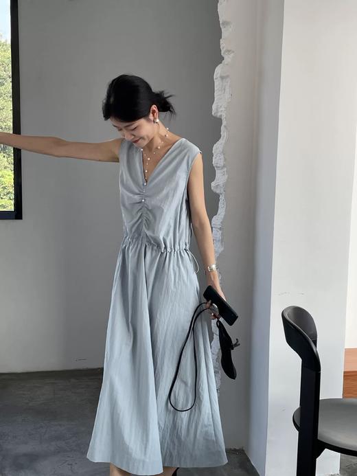 【GZ】无忧购露背v领无袖连衣裙女春夏抽绳收腰裙子大裙摆长裙背心裙2027（截单后3-5天发货） 商品图3