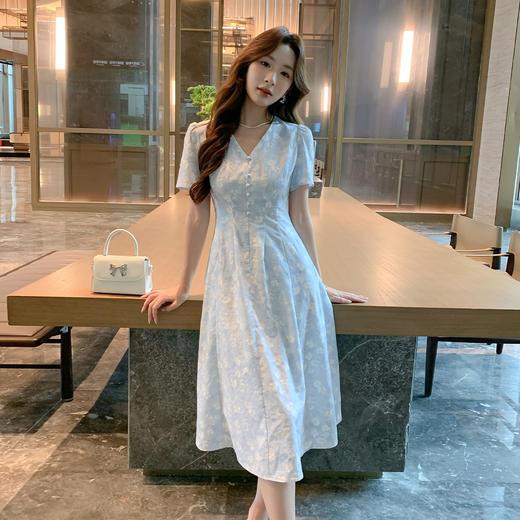 奢姿大码女装2025夏季气质V领连衣裙胖妹妹纽扣装饰时尚碎花裙子9952869829 商品图0