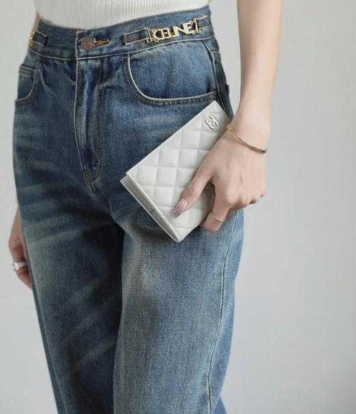 香奈儿经典护照夹 中球纹 奶灰色/淡金（MM） 商品图1
