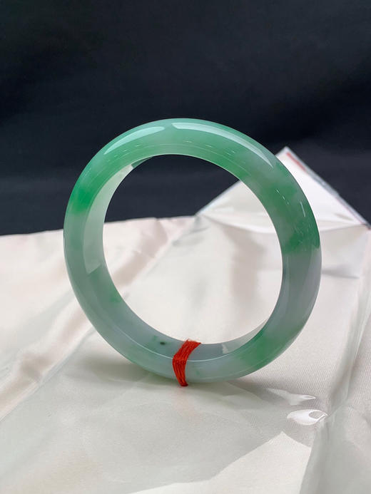 620579，53.6圈口，飘绿正圈平安镯，飘得多，底子细腻有水 商品图2