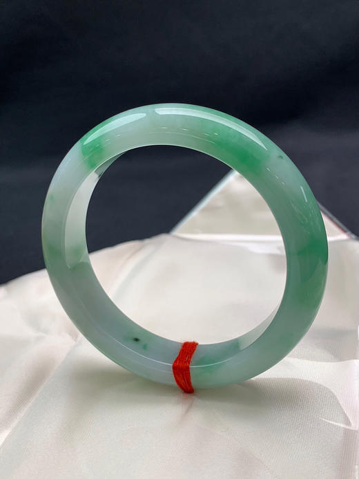 620579，53.6圈口，飘绿正圈平安镯，飘得多，底子细腻有水 商品图4
