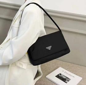 普拉达   经典款翻盖单肩腋下包   （LZ）