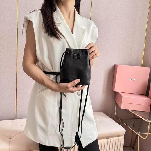 缪缪 nappa 压纹字母徽标可调节肩带 皮革 手袋小水桶福袋单肩斜挎包 迷你 女款 黑色（MM） 商品图1