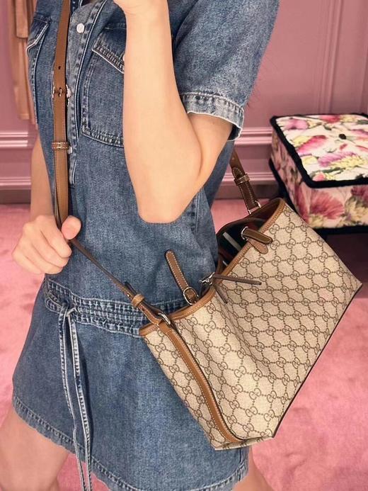 古驰 Emblem 系列 托特单肩包 中号/大号（LZ） 商品图3