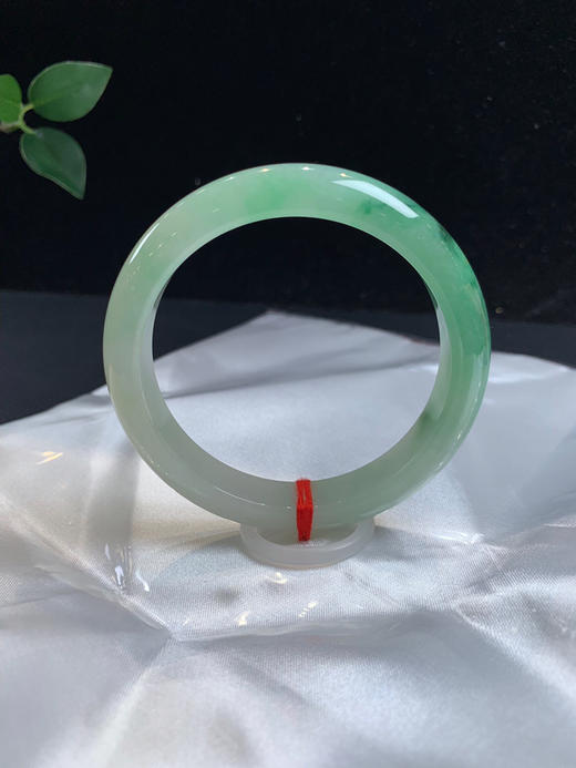 620566，57.5带绿正圈手镯，种水不错，清新细条，一截带色 商品图1