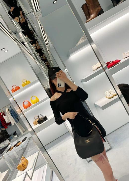 缪缪 新款腋下包 这款大包采用了时尚的蜻蜓线条设计（LZ） 商品图9