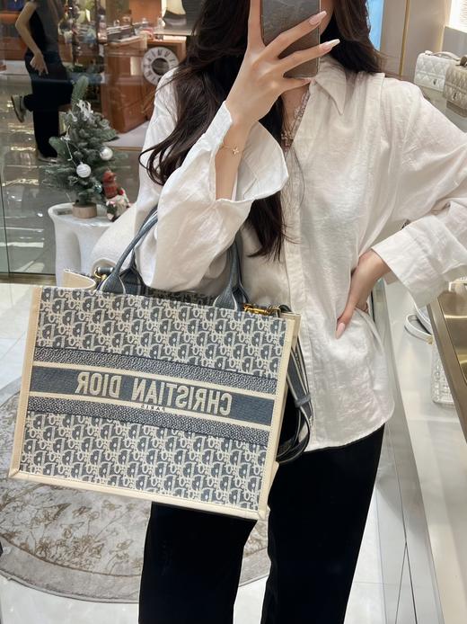 迪奥BOOK TOTE托特摩登又精致 经典老花刺绣拼接牛皮小号中号（MM） 商品图11