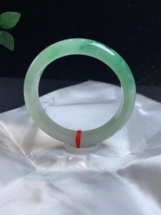 620566，57.5带绿正圈手镯，种水不错，清新细条，一截带色 商品图5