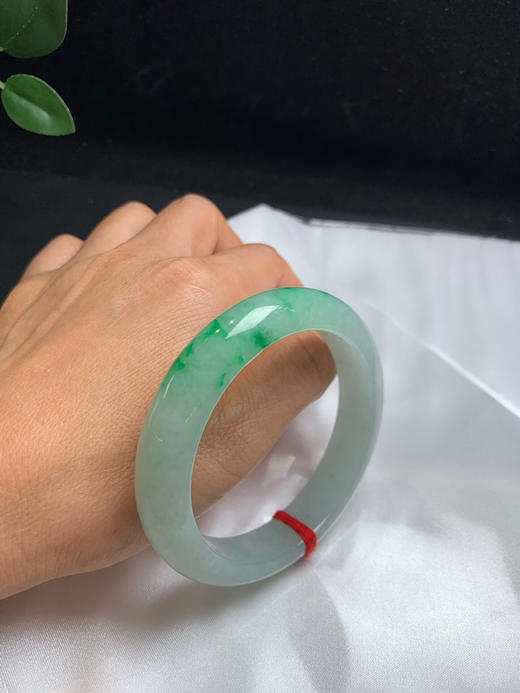 620570，54 糯冰飘绿手镯，条形不错，整条干干净净的，一截截清新绿花，润润的 商品图5