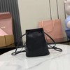缪缪 nappa 压纹字母徽标可调节肩带 皮革 手袋小水桶福袋单肩斜挎包 迷你 女款 黑色（MM） 商品缩略图0