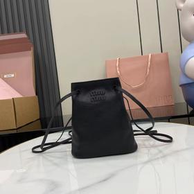 缪缪 nappa 压纹字母徽标可调节肩带 皮革 手袋小水桶福袋单肩斜挎包 迷你 女款 黑色（MM）