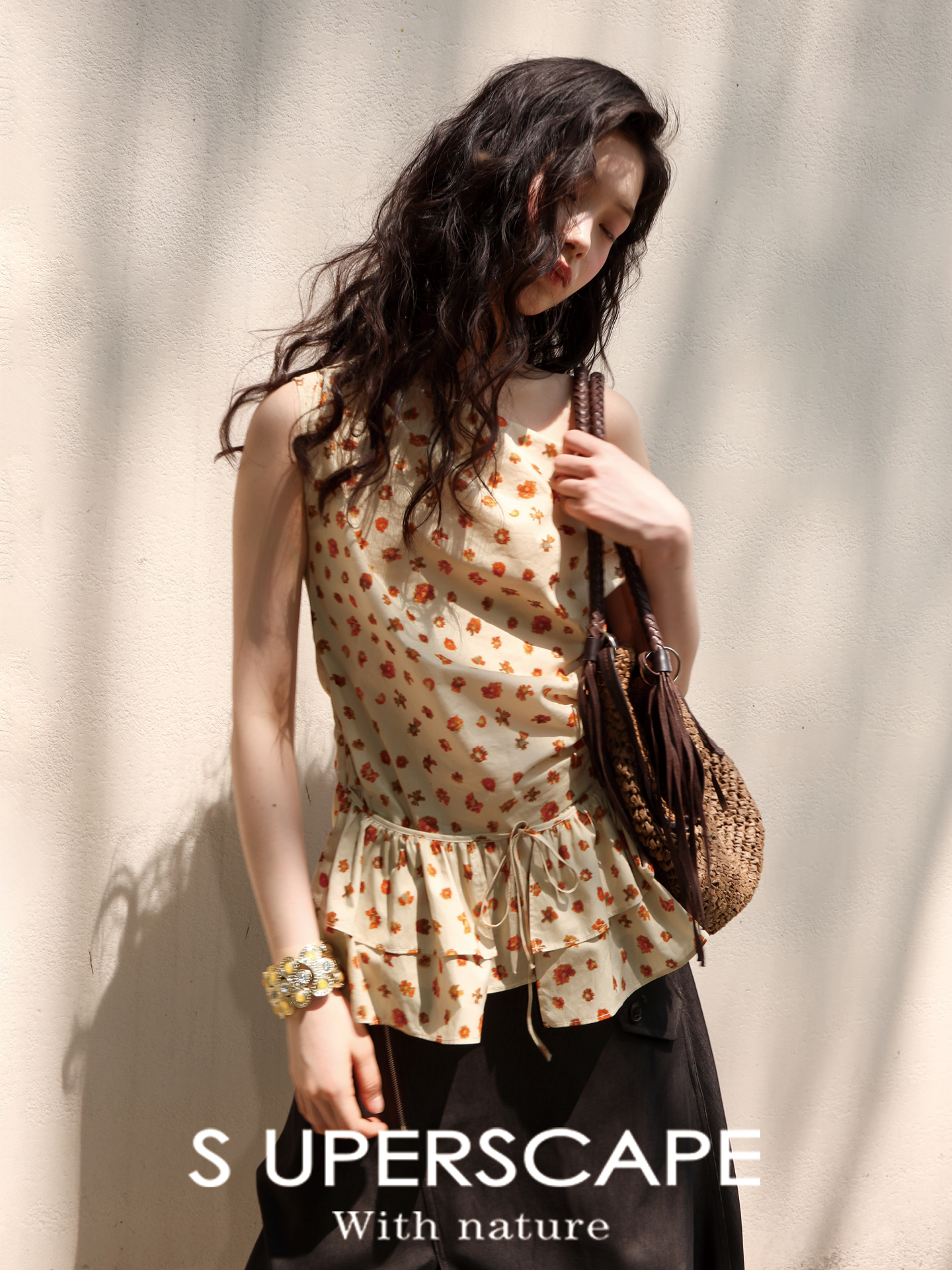 素舶 纯棉轻薄透气橘色花朵印花斜肩下摆花边肩部扭结收腰上衣