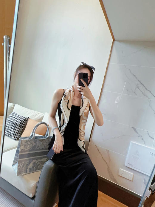 FENDI 罗马锁扣图桑蚕丝围巾（EJ*MM） 商品图8