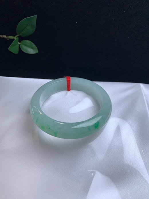 620570，54 糯冰飘绿手镯，条形不错，整条干干净净的，一截截清新绿花，润润的 商品图4