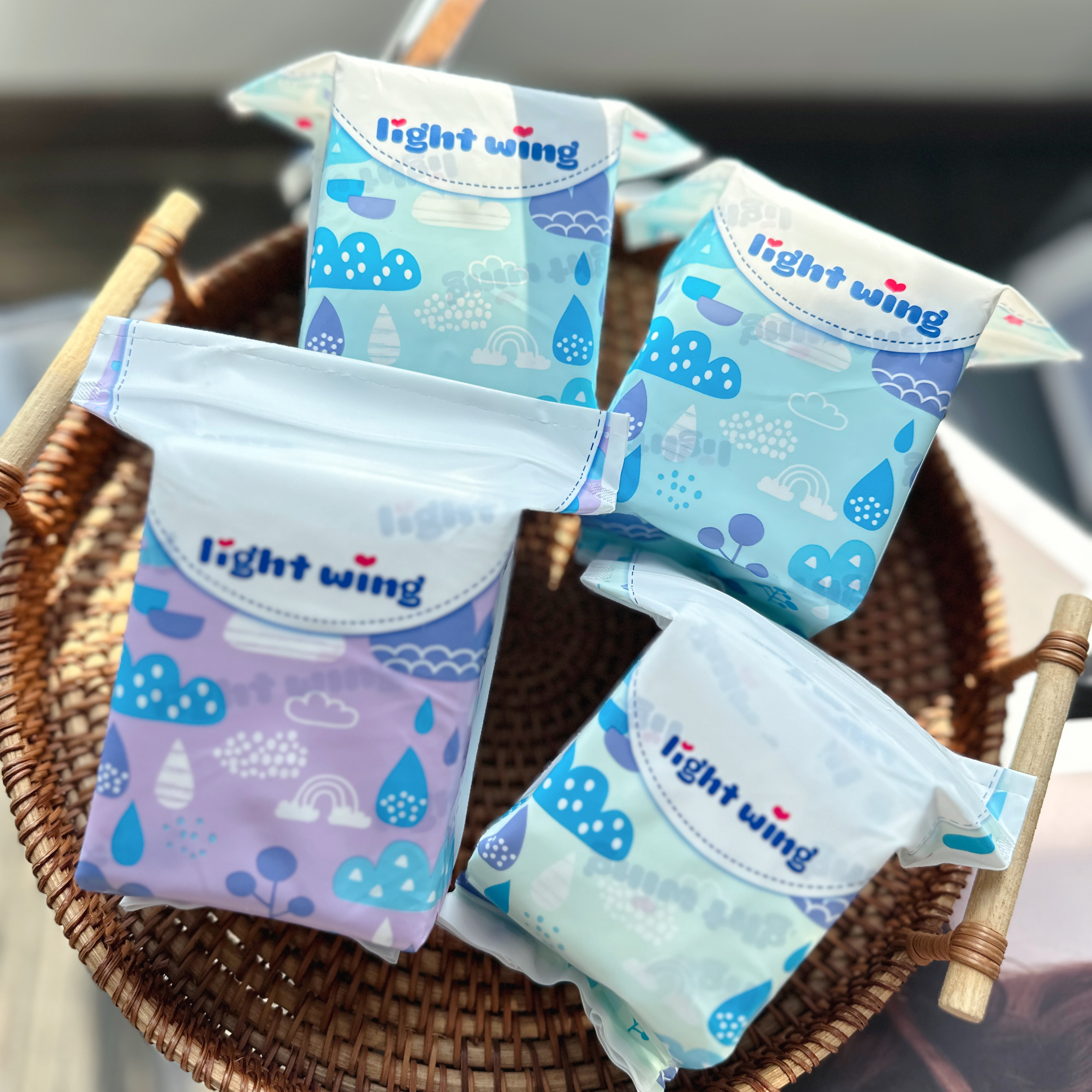 韩国Light wing轻翼卫生巾 超薄 透气 瞬吸 防侧漏茶多酚有绿茶芯片 有效yi菌袪异味 护垫/用/夜用夜用加长 可选