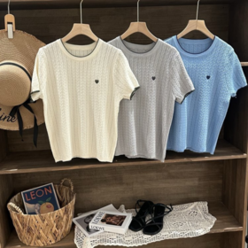 💥💥【MOMOTIABIN圆领撞色爱心刺绣T恤YMC169】🌻爱心小标冰丝针织T恤💗 镂空绞花针织纹理超有质感，胸口小爱心刺绣直接狙击少女心，圆领撞色边细节感拉满～