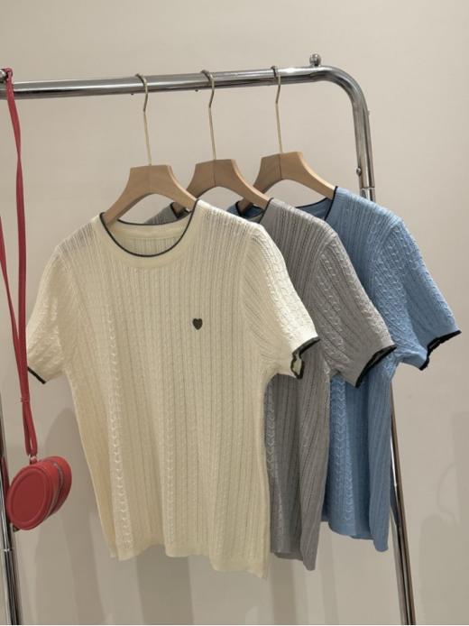 💥💥【MOMOTIABIN圆领撞色爱心刺绣T恤YMC169】🌻爱心小标冰丝针织T恤💗 镂空绞花针织纹理超有质感，胸口小爱心刺绣直接狙击少女心，圆领撞色边细节感拉满～ 商品图1