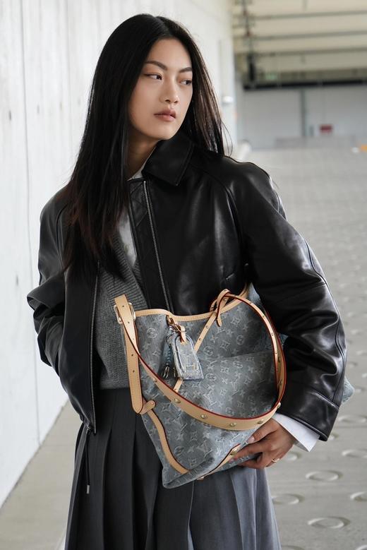 驴家 Carryall MM Monogram 灰丹宁满身徽标印花可拆卸调节肩带牛皮饰边棉单肩手提包 (JPH) 商品图8