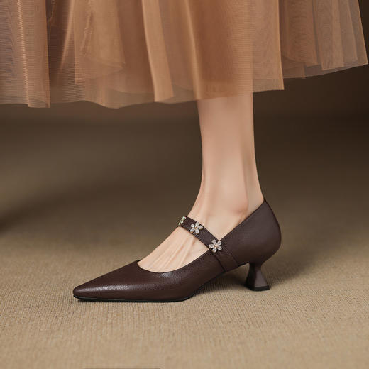【预售5天】柔软羊皮尖头猫跟单鞋女法式复古花朵浅口玛丽珍鞋一字扣高跟鞋JLY&18-736 商品图2