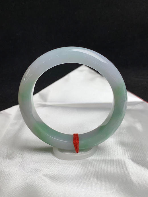 620588，56.5圈口，飘绿正圈平安镯，细糯有水，飘色多，底子细腻 商品图3