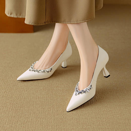 【预售5天】秋季新款法式V口尖头水钻气质高跟绝美浅口单鞋DB&M6522 商品图1