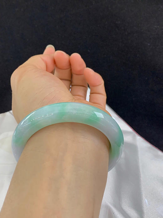 620588，56.5圈口，飘绿正圈平安镯，细糯有水，飘色多，底子细腻 商品图5