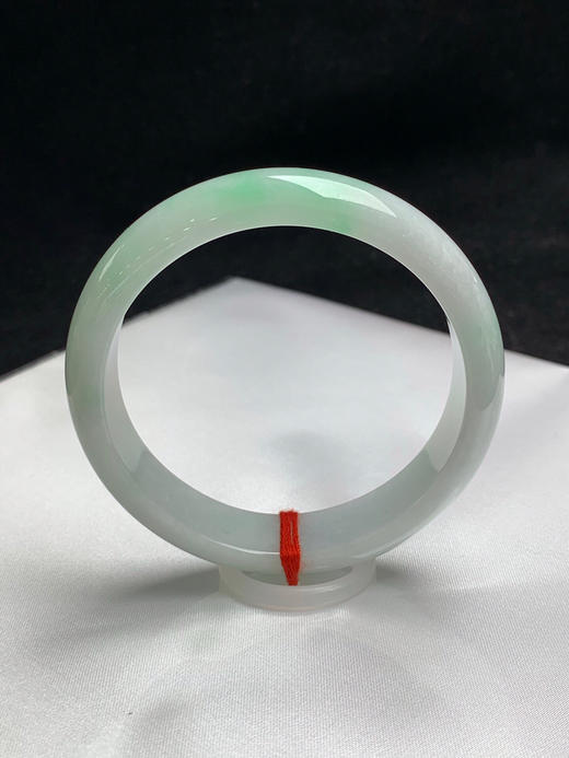 620587，59圈口，细糯飘绿正圈平安镯，白底飘绿，细腻有水头 商品图0