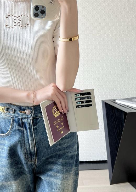 香奈儿经典护照夹 中球纹 奶灰色/淡金（LZ） 商品图9