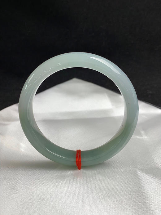 620583，56.5圈口，糯化油青半山半水正圈平安镯，底子非常胶润，种水好 商品图3