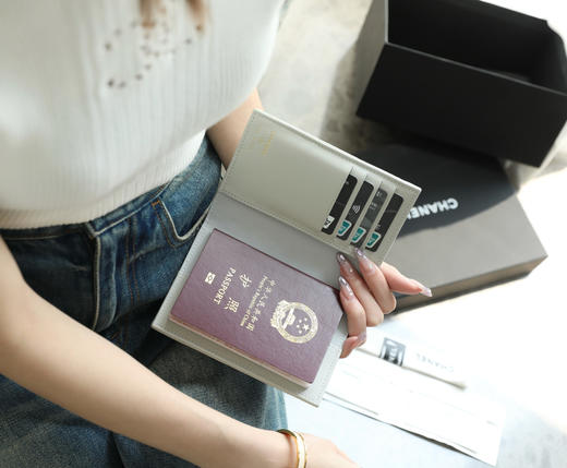 香奈儿经典护照夹 中球纹 奶灰色/淡金（LZ） 商品图5