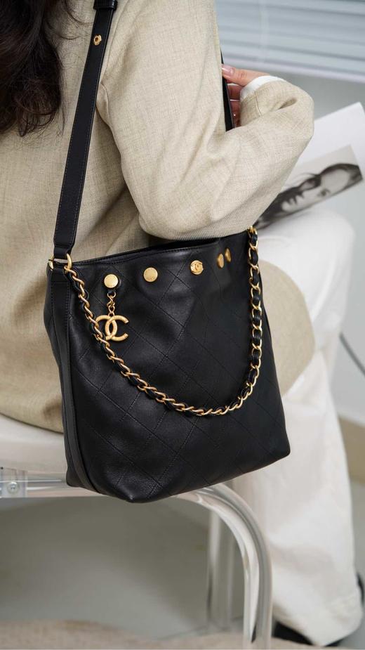 香奈儿 25P 金属硬件 抛光小羊皮 水桶包斜挎单肩包 （LZ） 商品图10